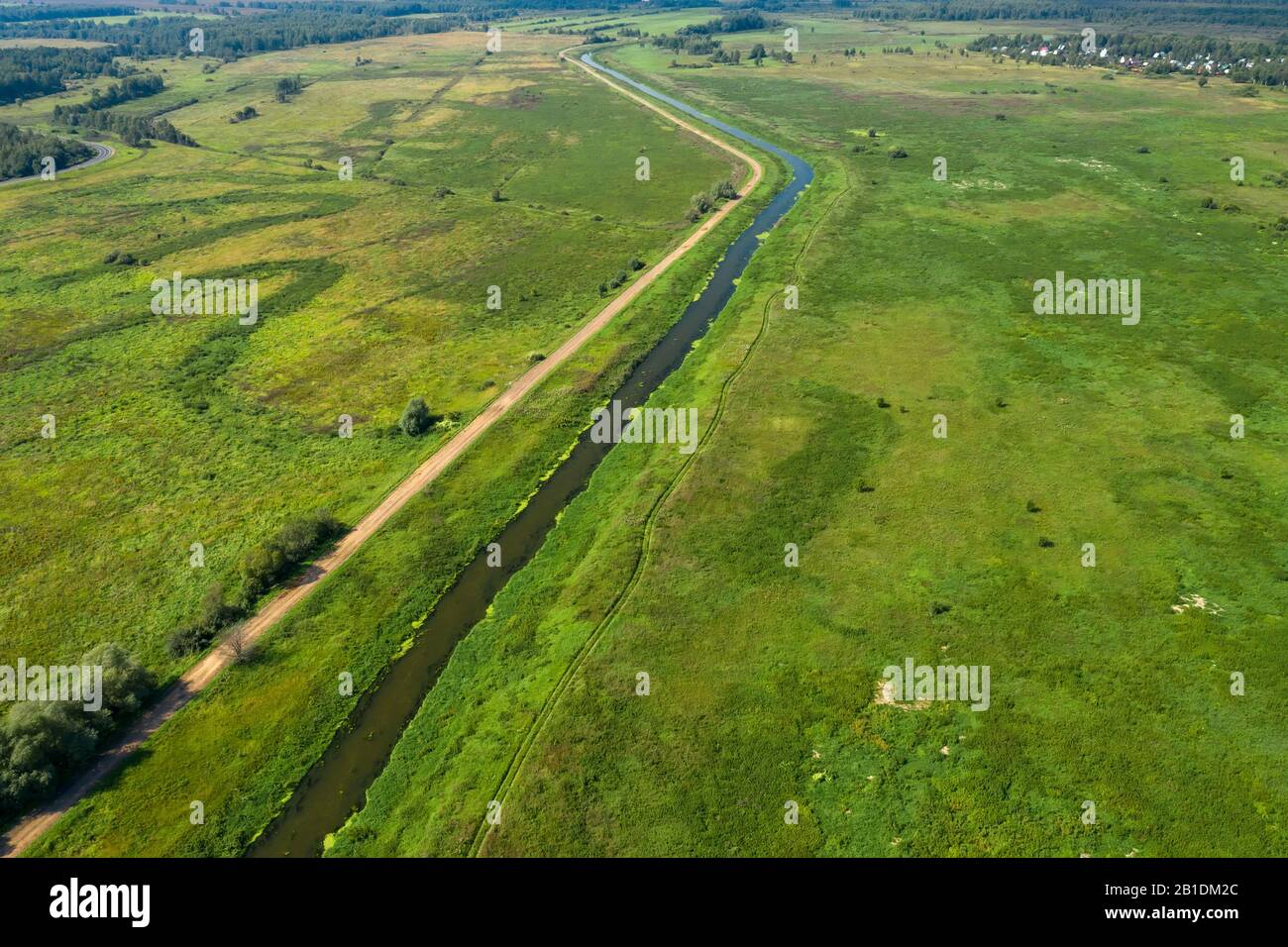 Vue aérienne sur la campagne. L'autoroute, la rivière et la voie sont parallèles les uns aux autres Banque D'Images
