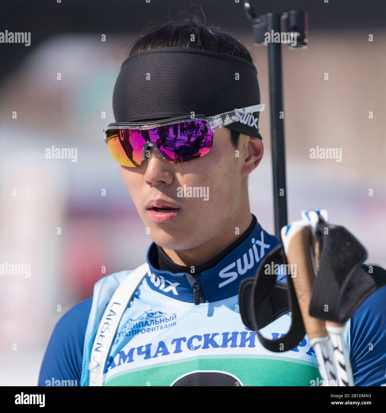 Portrait du sportif coréen Yang Seon Jik Corée du Sud à la fin après le ski et le tir à la carabine. Compétitions de biathlon junior à l'est de la coupe Banque D'Images