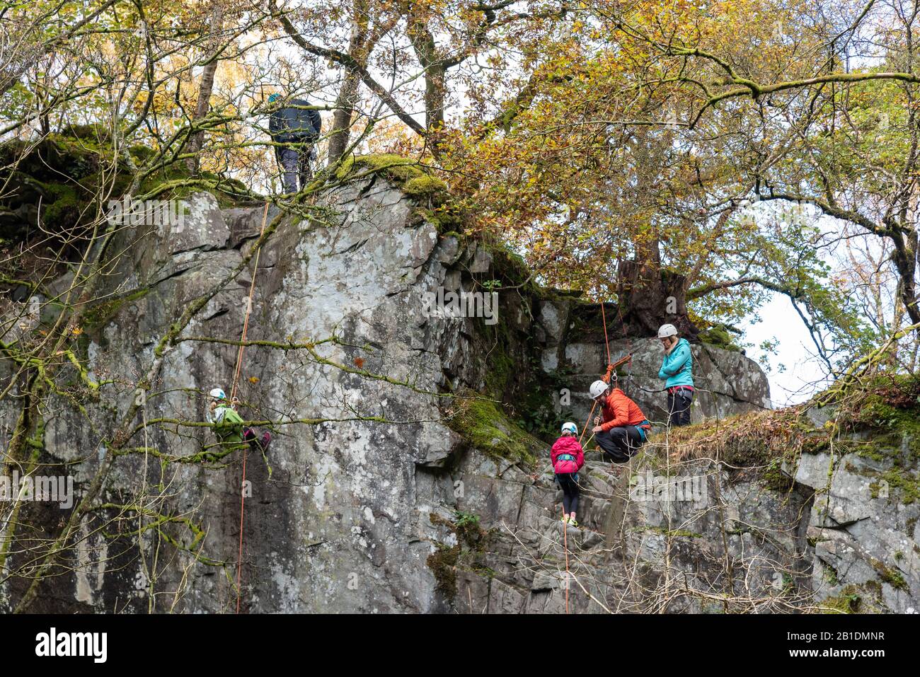 Exercices de renforcement d'équipe dans la grotte de la cathédrale Banque D'Images