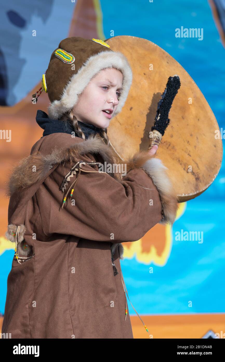 Femme enfant dansant avec du tambourine dans les vêtements nationaux autochtones habitants Kamchatka. Concert, célébration Koryak fête nationale Hololo - jour Banque D'Images