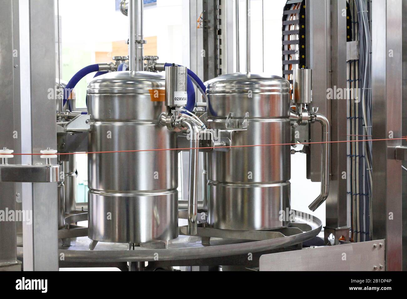 Tuyaux en acier inoxydable dans une usine alimentaire. Raccords en acier inoxydable. Échangeurs thermiques tubulaires. Pompes alimentaires. Équipements technologiques à l'usine laitière. Banque D'Images