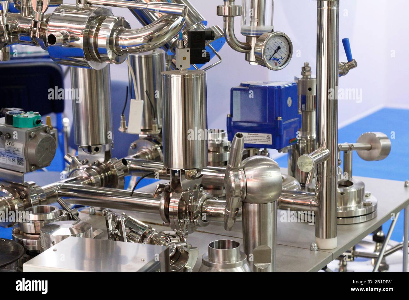 Tuyaux en acier inoxydable dans une usine alimentaire. Raccords en acier inoxydable. Échangeurs thermiques tubulaires. Pompes alimentaires. Équipements technologiques à l'usine laitière. Banque D'Images