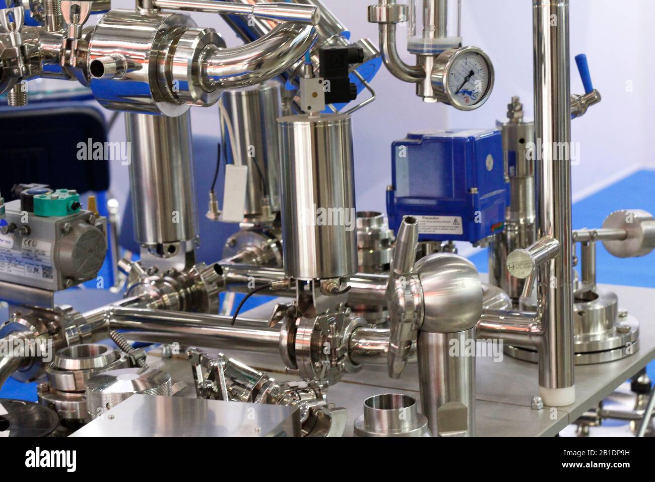 Tuyaux en acier inoxydable dans une usine alimentaire. Raccords en acier inoxydable. Échangeurs thermiques tubulaires. Pompes alimentaires. Équipements technologiques à l'usine laitière. Banque D'Images