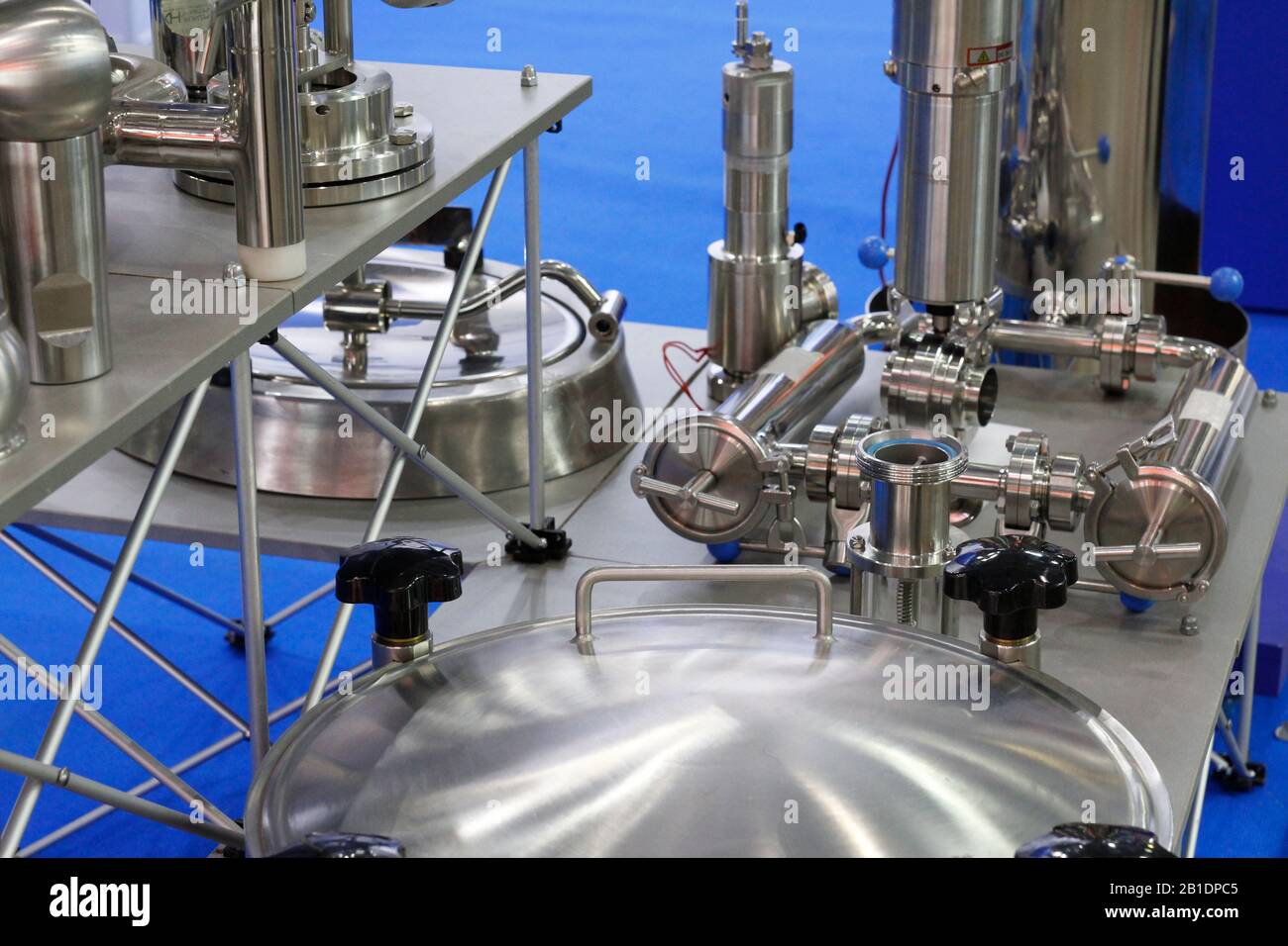 Tuyaux en acier inoxydable dans une usine alimentaire. Raccords en acier inoxydable. Échangeurs thermiques tubulaires. Pompes alimentaires. Équipements technologiques à l'usine laitière. Banque D'Images