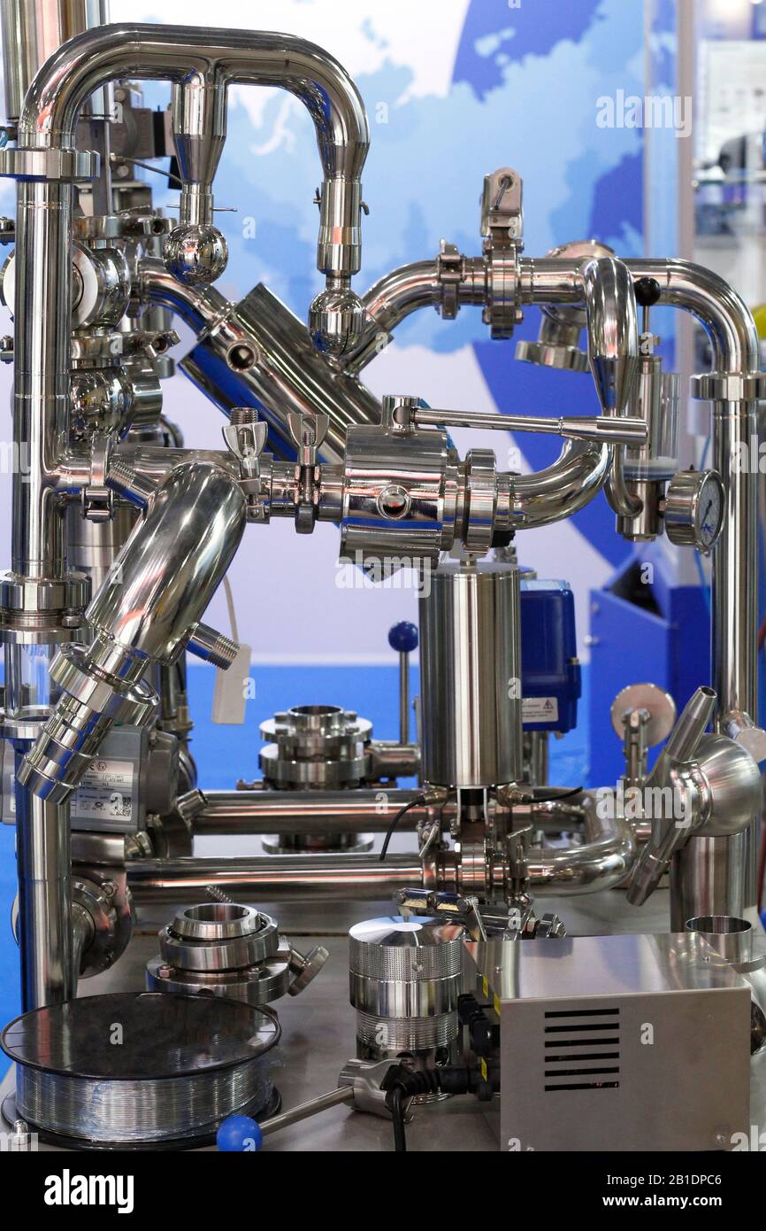 Tuyaux en acier inoxydable dans une usine alimentaire. Raccords en acier inoxydable. Échangeurs thermiques tubulaires. Pompes alimentaires. Équipements technologiques à l'usine laitière. Banque D'Images