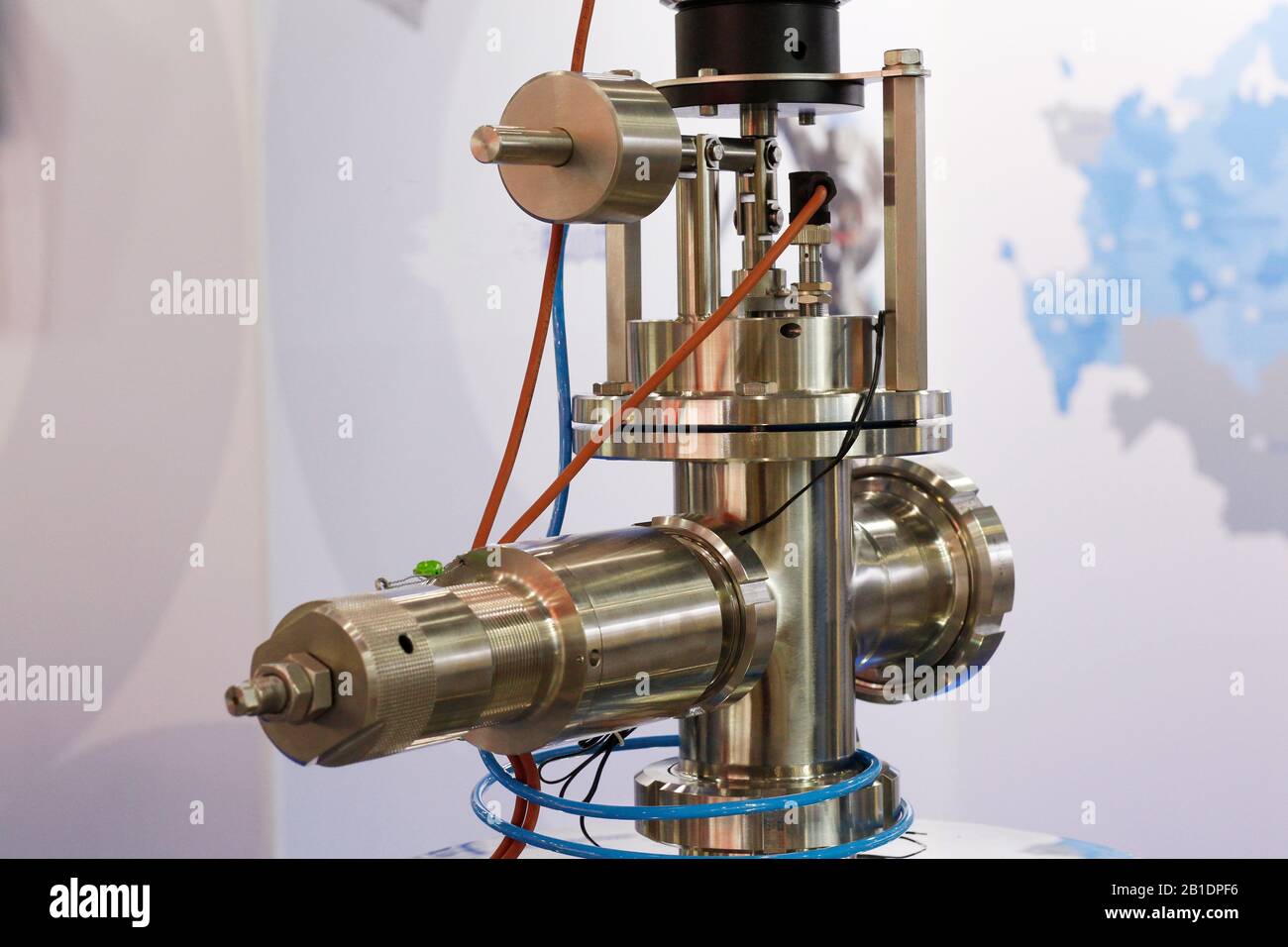 Tuyaux en acier inoxydable dans une usine alimentaire. Raccords en acier inoxydable. Échangeurs thermiques tubulaires. Pompes alimentaires. Équipements technologiques à l'usine laitière. Banque D'Images