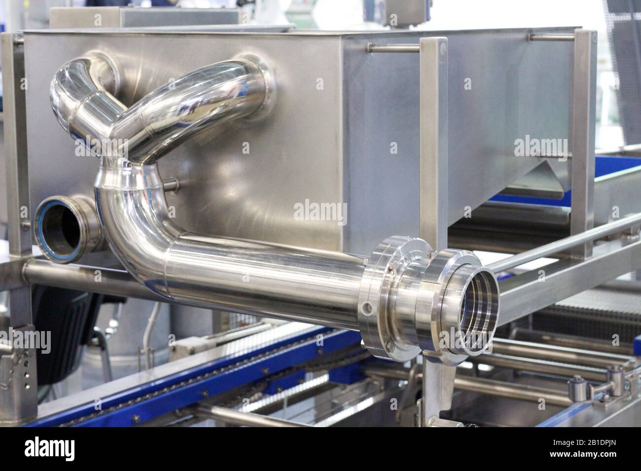 Tuyaux en acier inoxydable dans une usine alimentaire. Raccords en acier inoxydable. Échangeurs thermiques tubulaires. Pompes alimentaires. Équipements technologiques à l'usine laitière. Banque D'Images