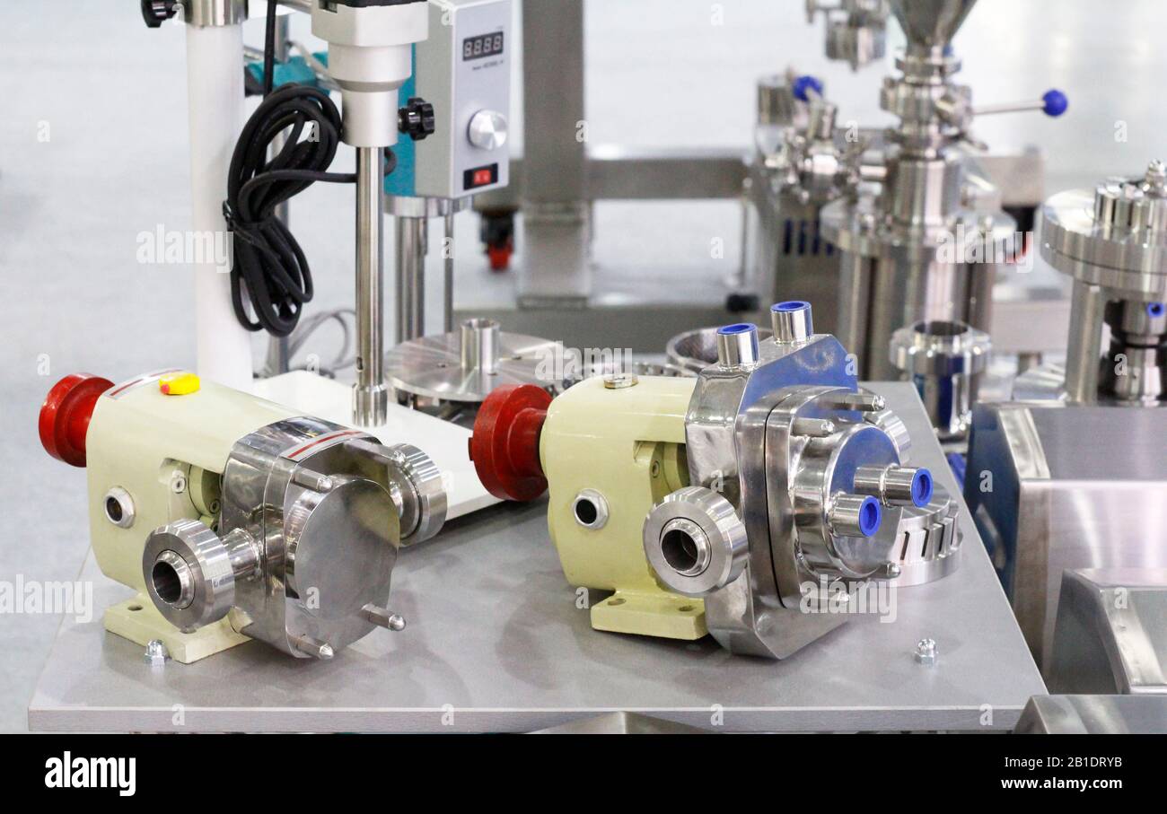 Pompe alimentaire à disque. Système de pression sur le tuyau d'usine. Équipements industriels fabriqués en acier inoxydable. Distributeur de nourriture. Banque D'Images