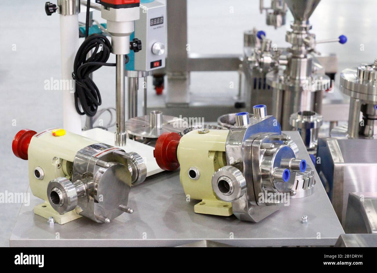 Pompe alimentaire à disque. Système de pression sur le tuyau d'usine. Équipements industriels fabriqués en acier inoxydable. Distributeur de nourriture. Banque D'Images