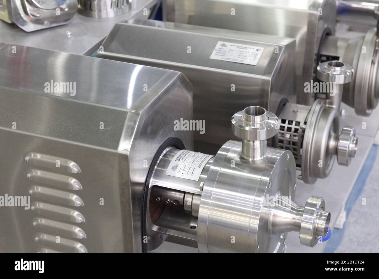 Pompe alimentaire à disque. Système de pression sur le tuyau d'usine. Équipements industriels fabriqués en acier inoxydable. Distributeur de nourriture. Banque D'Images