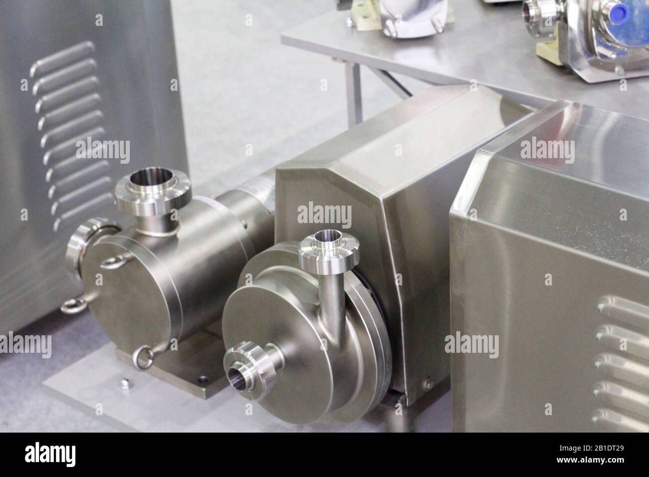 Pompe alimentaire à disque. Système de pression sur le tuyau d'usine. Équipements industriels fabriqués en acier inoxydable. Distributeur de nourriture. Banque D'Images