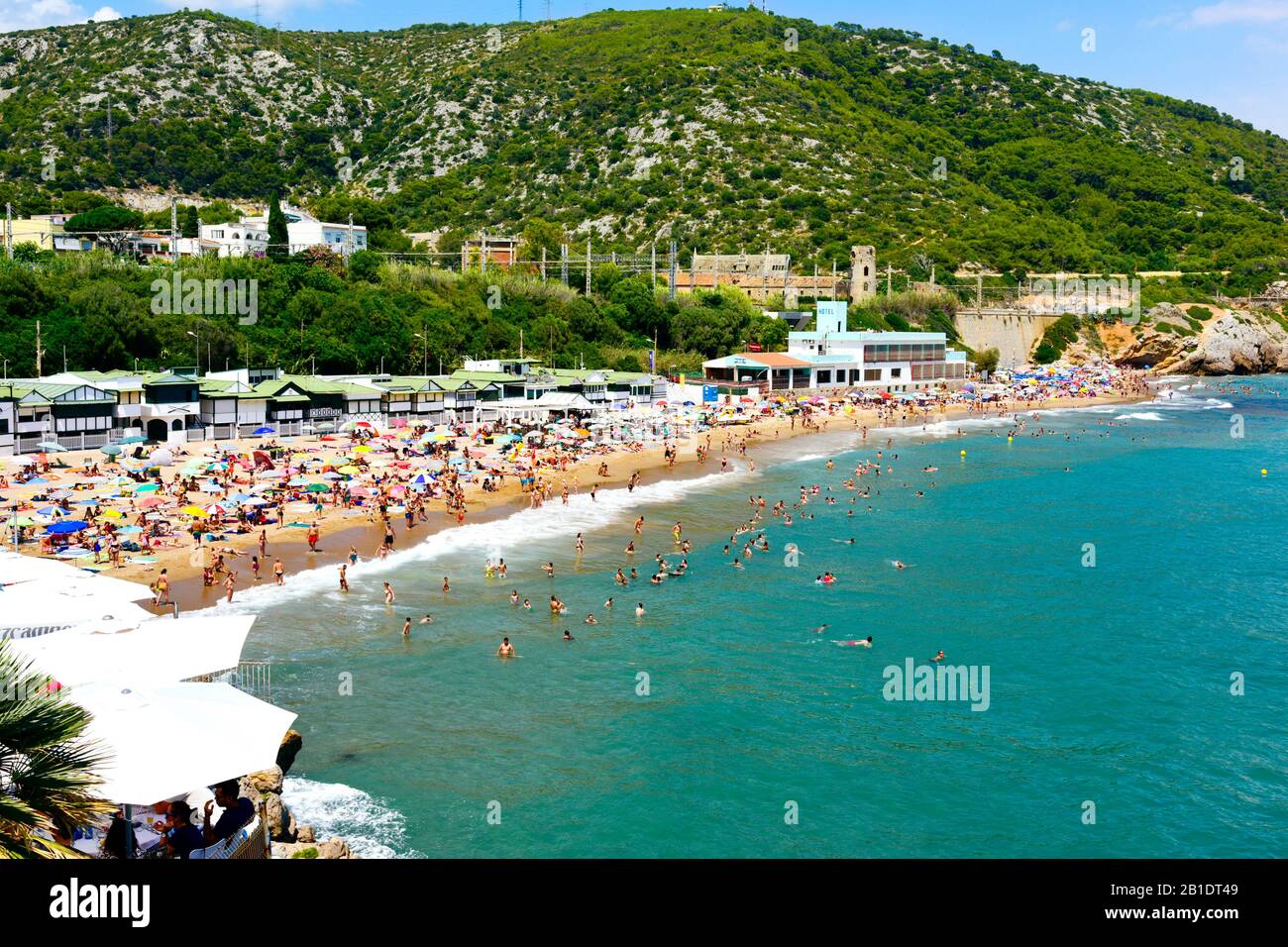 Sitges, ESPAGNE - 9 JUILLET 2017: Les gens apprécient, se détendre, bronzer ou se baigner à la plage de Garraf à Sitges, une plage populaire sur la côte du Metr Banque D'Images