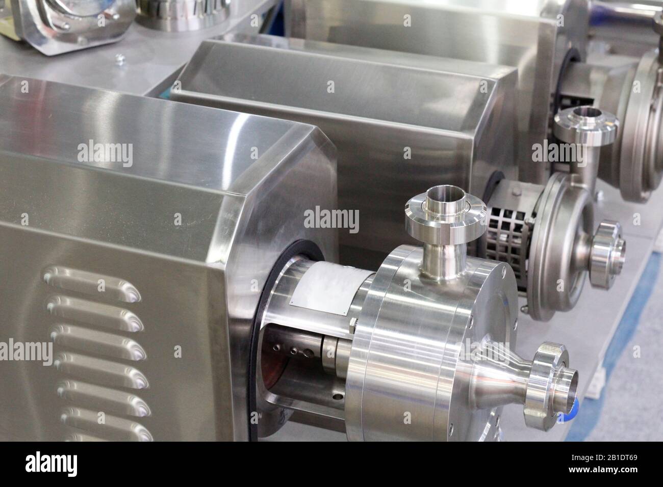 Pompe alimentaire à disque. Système de pression sur le tuyau d'usine. Équipements industriels fabriqués en acier inoxydable. Distributeur de nourriture. Banque D'Images