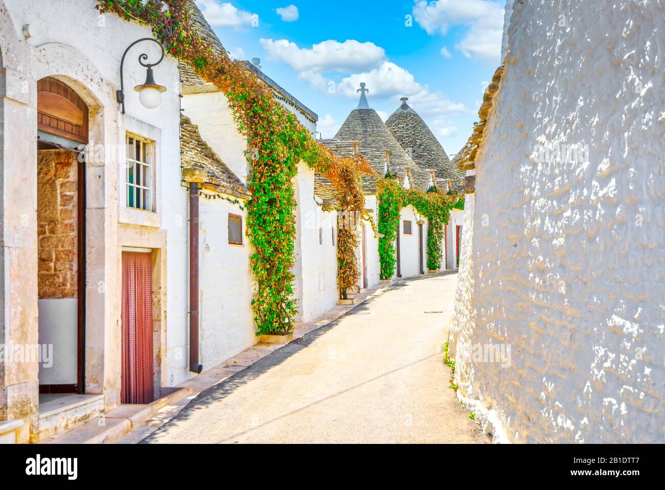 Trulli d'Alberobello maisons typiques sur la rue. Pouilles, Italie. L'Europe. Banque D'Images
