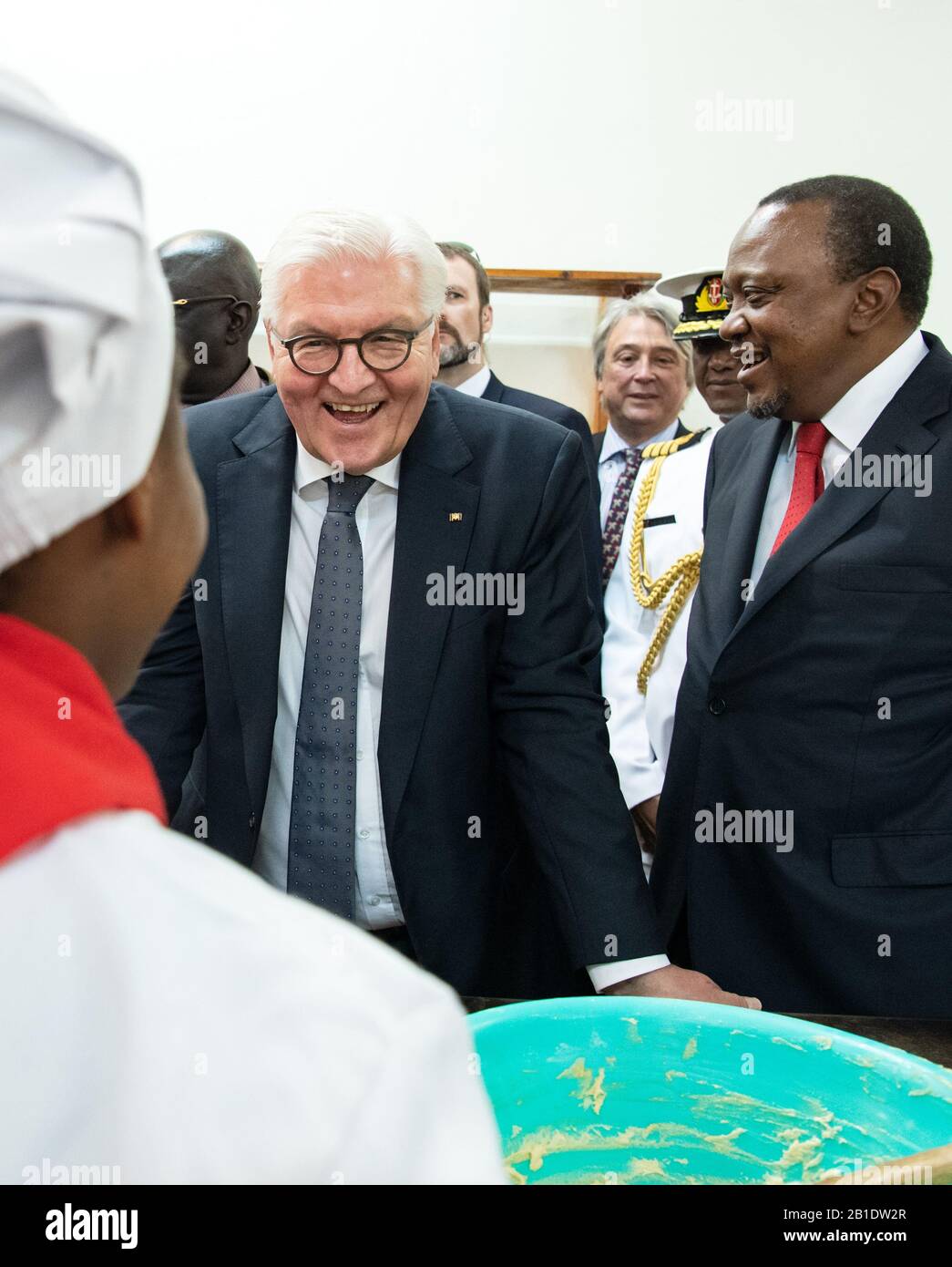 Nairobi, Kenya. 25 février 2020. Le président fédéral Frank-Walter Steinmeier (M) et Uhuru Kenyatta (r), président du Kenya, visitent l'Institut Kiambu des sciences et de la technologie (KIST) et parlent aux employés de la boulangerie. Le président fédéral Steinmeier est en visite d'État de trois jours au Kenya. Crédit: Bernd Von Jutrczenka/Dpa/Alay Live News Banque D'Images