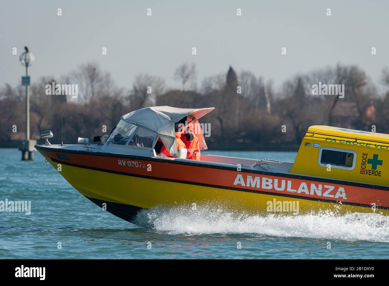 Bateau d'ambulance dans le lagon de Venise (Italie), une journée ensoleillée en hiver Banque D'Images