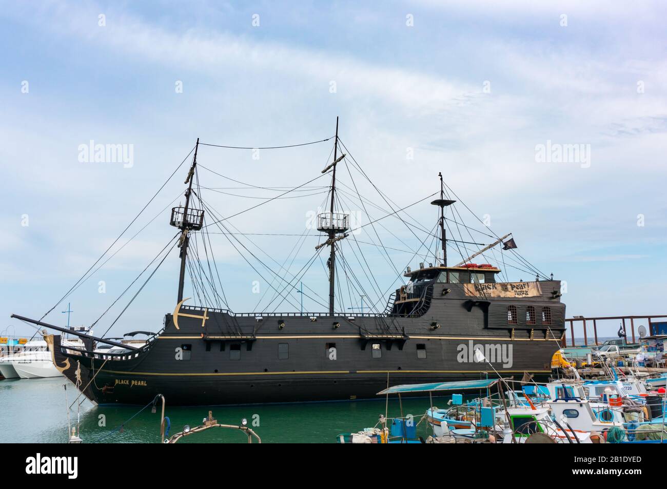 Ayia NAPA, CHYPRE - 02 juin 2018 : bateau pirate Black Pearl dans le port d'Ayia Napa, Chypre. Une copie du navire du film Pirates des Caraïbes Banque D'Images