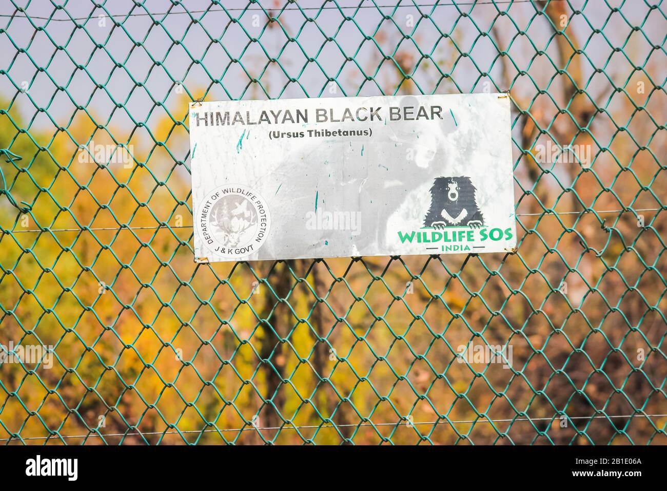 Srinagar, Jammu-et-Cachemire, en Inde : en date du 31 juillet 2019- : une pancarte lecture Himalayan Ours brun enclos au Parc National de Dachigam Banque D'Images