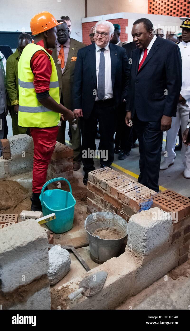 Nairobi, Kenya. 25 février 2020. Le président fédéral Frank-Walter Steinmeier (M) et Uhuru Kenyatta (r), président du Kenya, visitent l'Institut Kiambu des sciences et de la technologie (KIST) et parlent à un maçon. Le président fédéral Steinmeier est en visite d'État de trois jours au Kenya. Crédit: Bernd Von Jutrczenka/Dpa/Alay Live News Banque D'Images