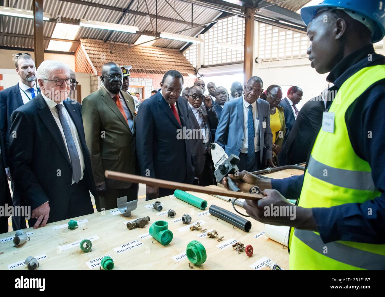 Nairobi, Kenya. 25 février 2020. Le président fédéral Frank-Walter Steinmeier (l) et Uhuru Kenyatta (3ème de gauche), président du Kenya, visitent l'Institut Kiambu des sciences et de la technologie (KIST) et parlent à un plombier. Le président fédéral Steinmeier est en visite d'État de trois jours au Kenya. Crédit: Bernd Von Jutrczenka/Dpa/Alay Live News Banque D'Images