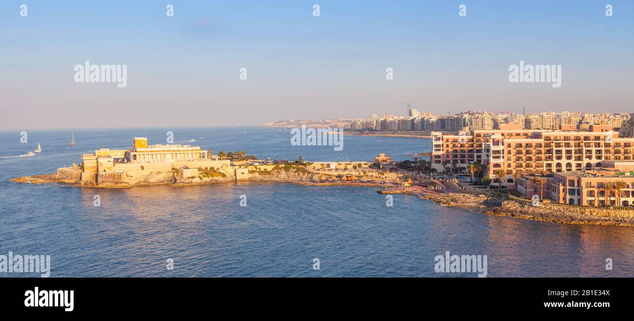 L'entrée de la baie St George à St Julian à Malte. Photo prise pendant l'heure d'or. Banque D'Images
