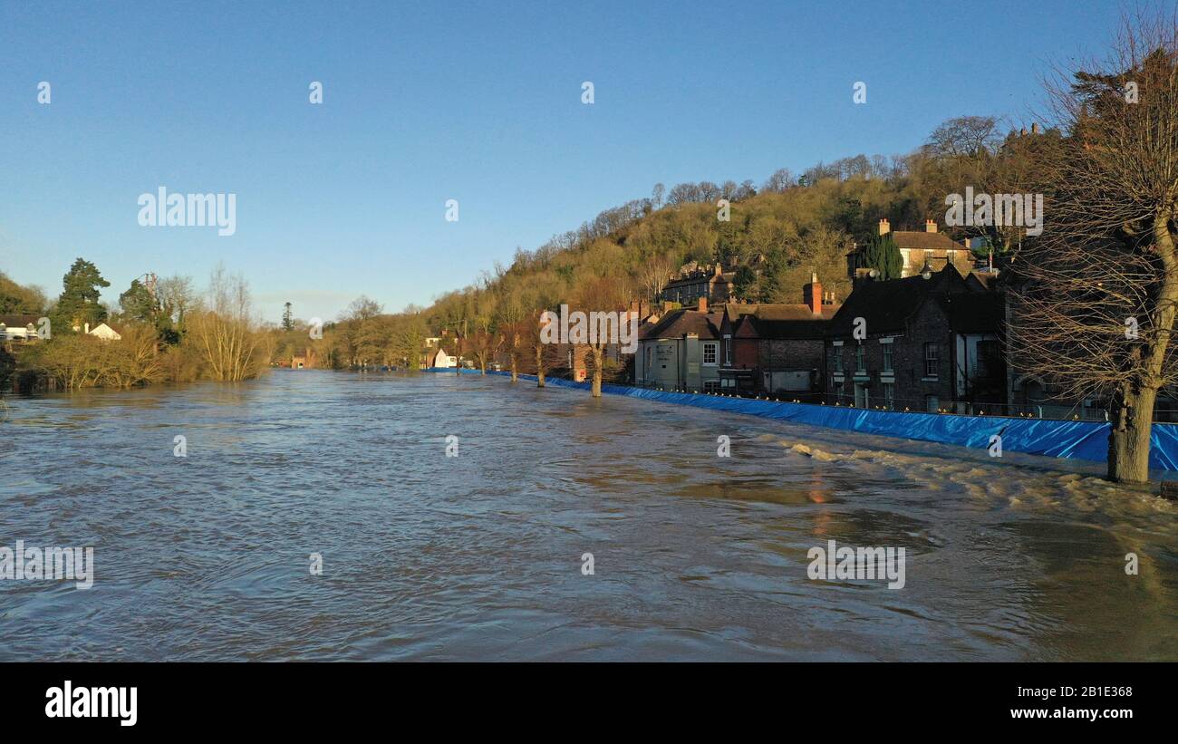 Ironbridge, Shropshire, Royaume-Uni. 25 février 2020. Ironbridge 26 février 2020 Rivière Severn en inondation dans Ironbridge Shropshire Royaume-Uni. Les barrières de défense contre les inondations de l'Agence de l'environnement défendent les propriétés du Wharfage, mais les prévisions sont que la rivière va dépasser les barrières plus tard aujourd'hui. Crédit: David Bagnall/Alay Live News Banque D'Images
