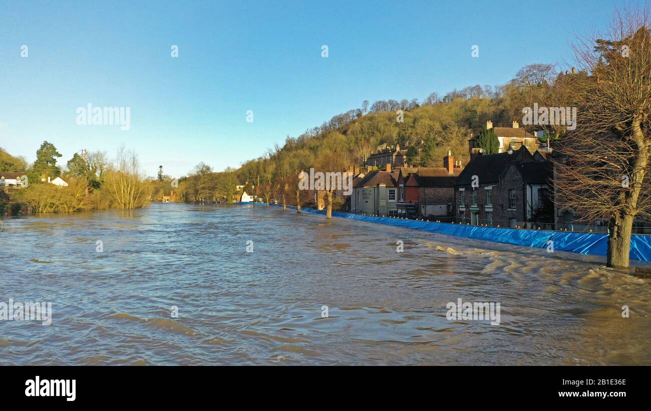 Ironbridge, Shropshire, Royaume-Uni. 25 février 2020. Ironbridge 26 février 2020 Rivière Severn en inondation dans Ironbridge Shropshire Royaume-Uni. Les barrières de défense contre les inondations de l'Agence de l'environnement défendent les propriétés du Wharfage, mais les prévisions sont que la rivière va dépasser les barrières plus tard aujourd'hui. Crédit: David Bagnall/Alay Live News Banque D'Images