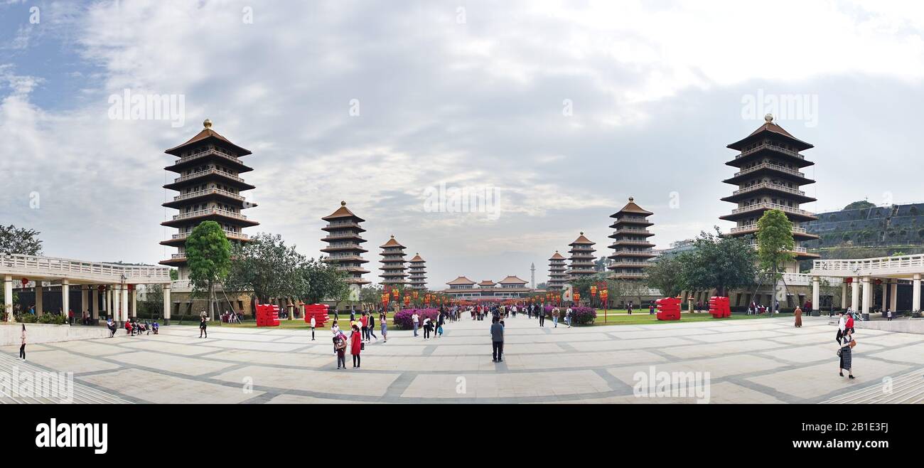 Kaohsiung, TAIWAN -- 25 JANVIER 2020: Une vue panoramique du Mémorial du Bouddha avec ses grandes pagodes au monastère bouddhiste De Guang Shan. Banque D'Images