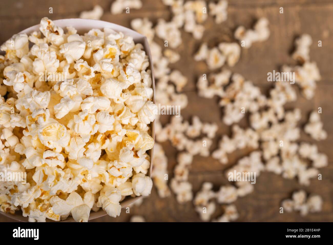 Popcorn seau pour profiter du film sur fond de bois. Vue de dessus Banque D'Images