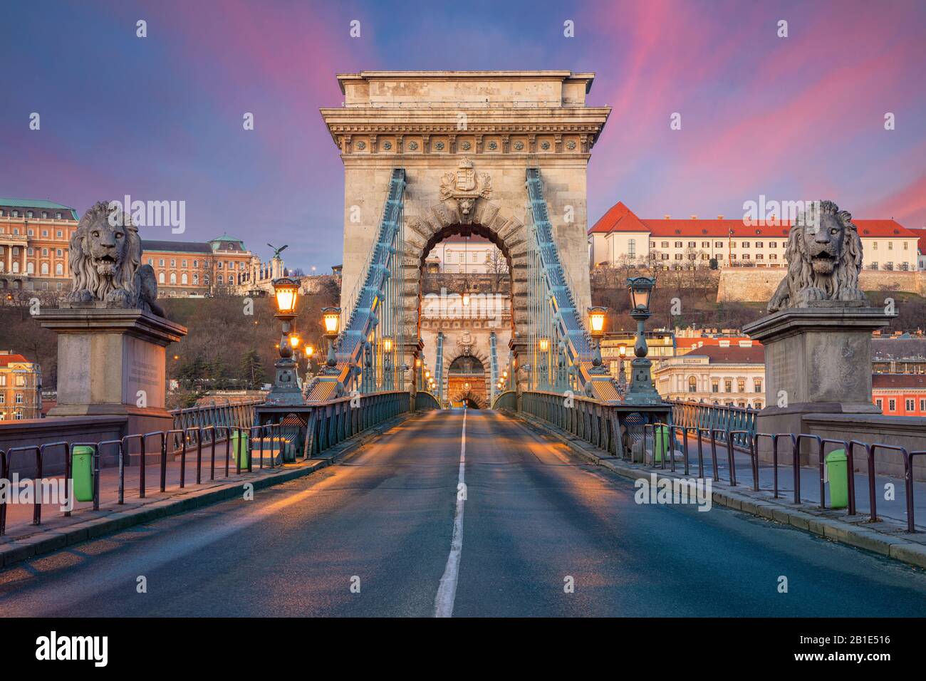 Budapest, Hongrie. Vue panoramique sur la ville de Budapest avec le bâtiment du pont de la chaîne Szechenyi au beau lever du soleil. Banque D'Images