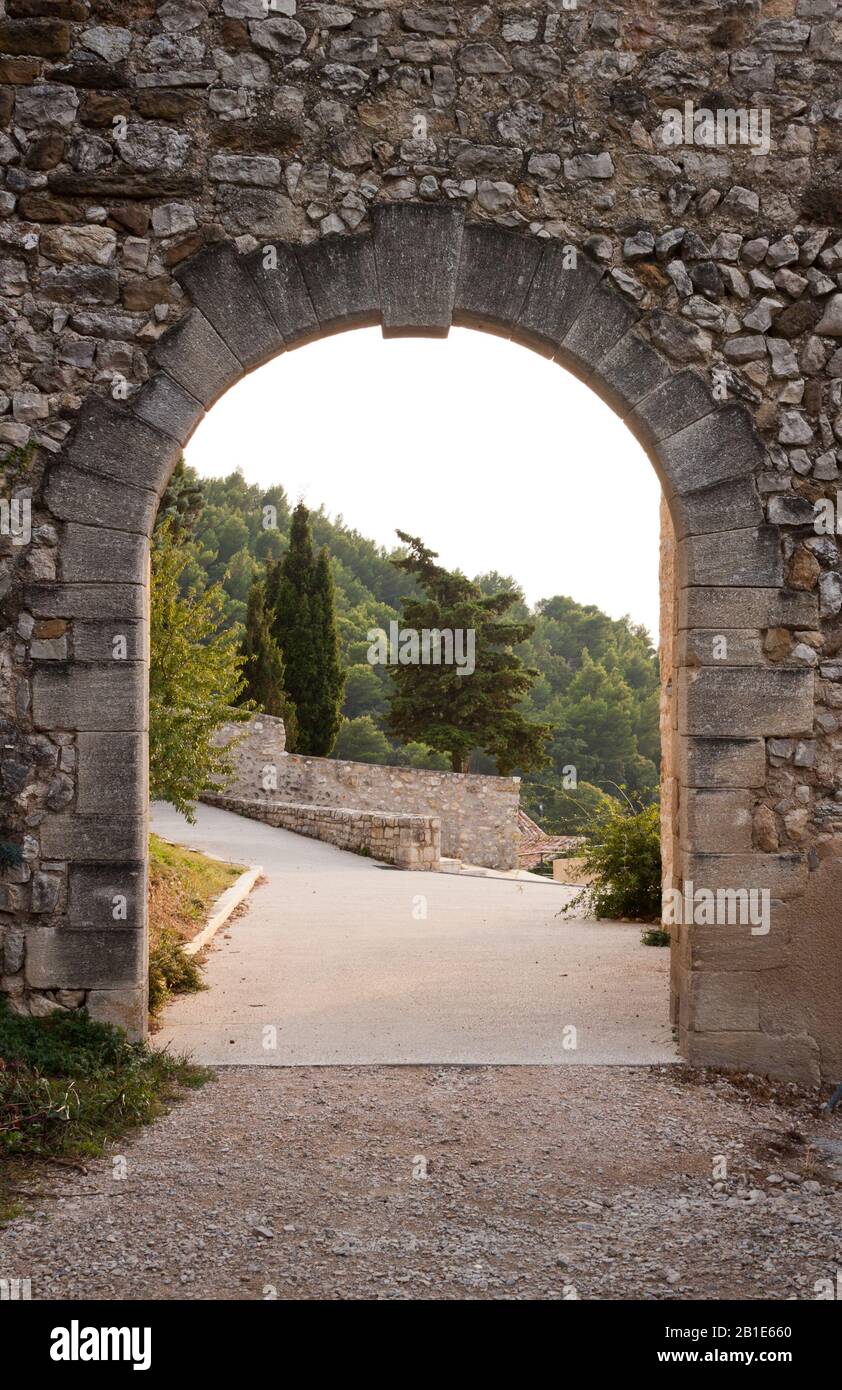 Porte d'arche ancienne à Gigondas, Vaucluse, France Banque D'Images