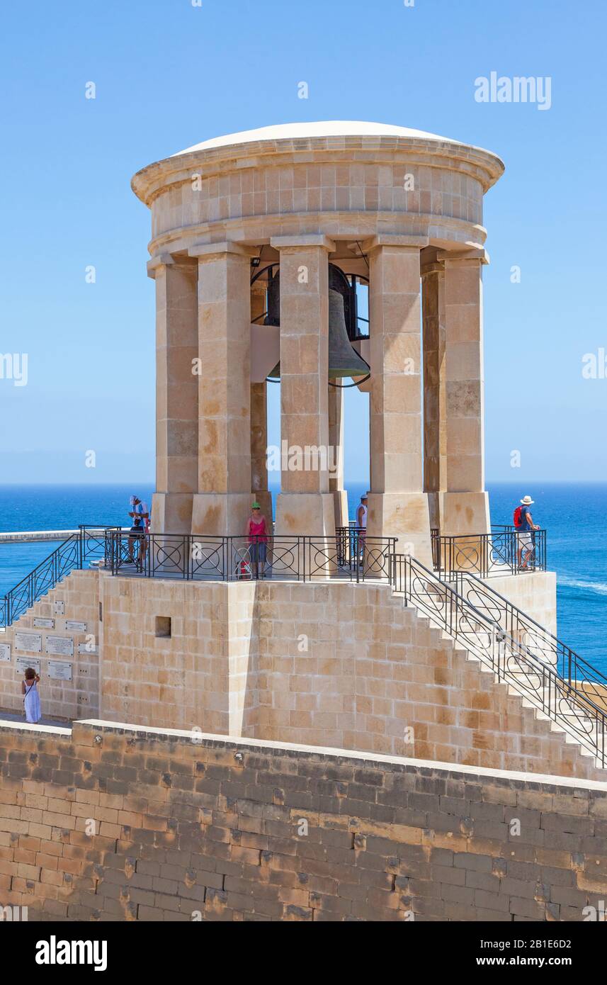 Valletta, MALTE - 26 JUIN 2012 : des touristes non identifiés lors d'une journée d'été au Sige Bell Memorial de St Christopher Bastion à Valletta, Malte. Banque D'Images
