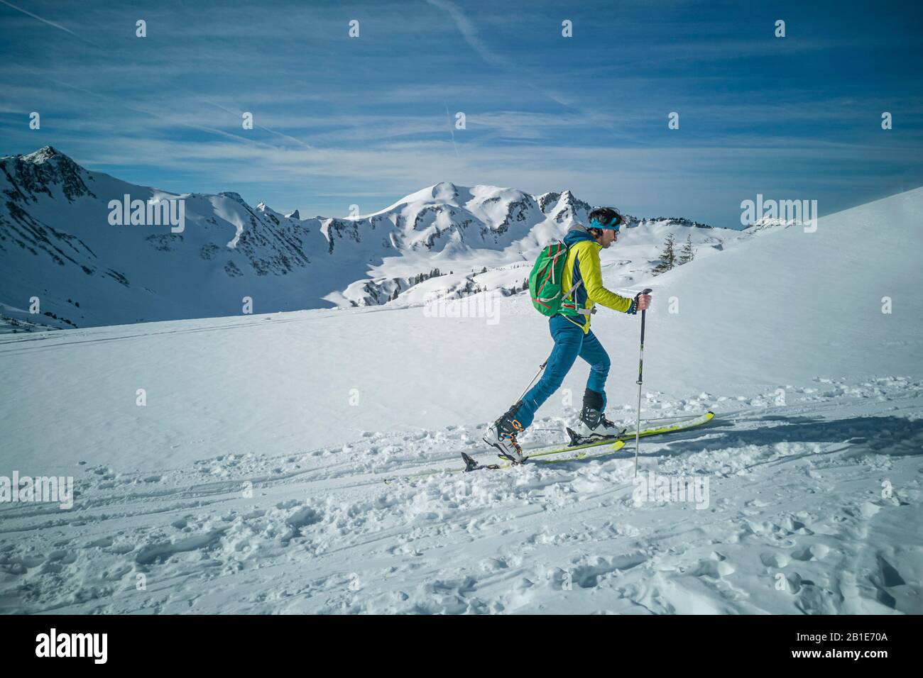 Autriche, Allgäu, Kleinwalsertal, ski tourer au Schwarzwassertal Banque D'Images