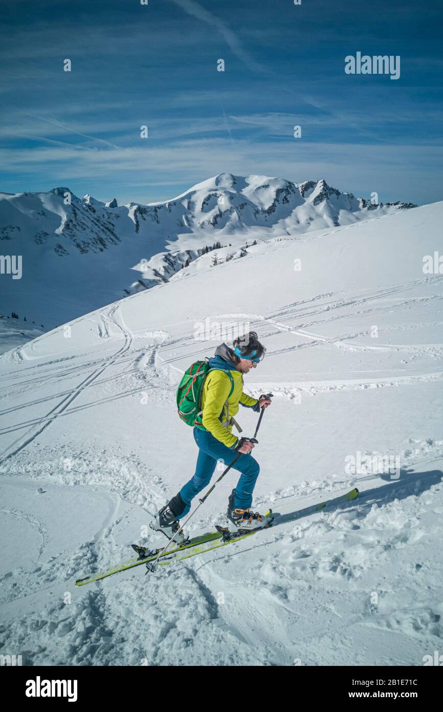 Autriche, Allgäu, Kleinwalsertal, ski tourer au Schwarzwassertal Banque D'Images