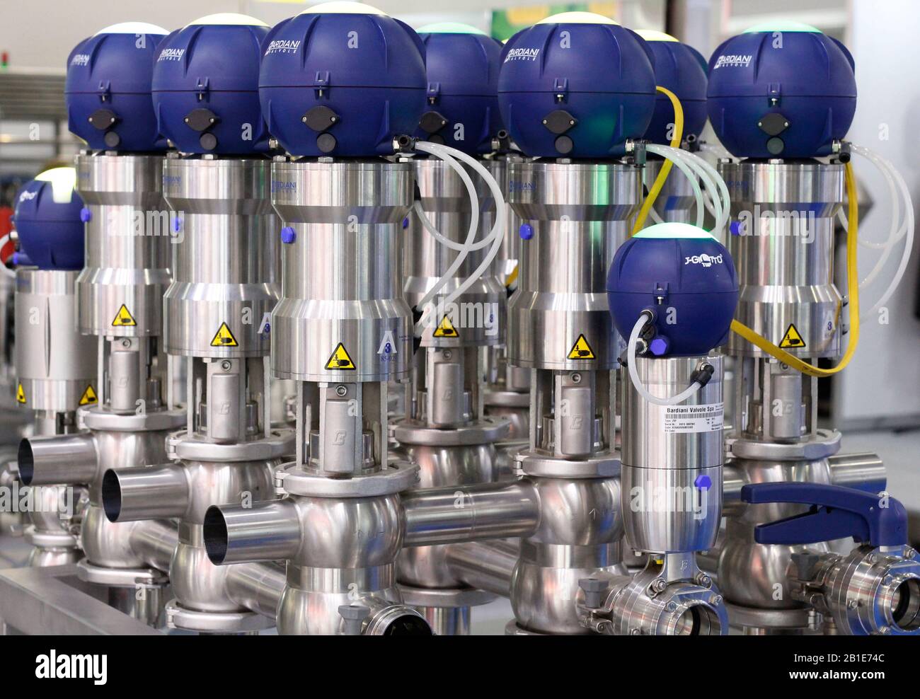 Moscou, RF, 02.20.2020: Vannes à utiliser dans les industries alimentaire, laitière, chimique et pharmaceutique. Vannes pour l'industrie alimentaire vanne À Deux sièges aseptique di Banque D'Images