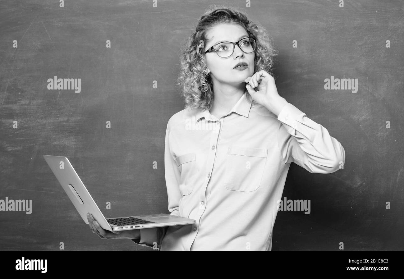 Étudiant de la tige. L'informatique et la programmation. Cours en ligne de l'enseignement. L'école en ligne. Étudier en ligne. Ordinateur portable enseignant tableau arrière-plan. Femme surf internet. La technologie numérique. Profession moderne. Banque D'Images