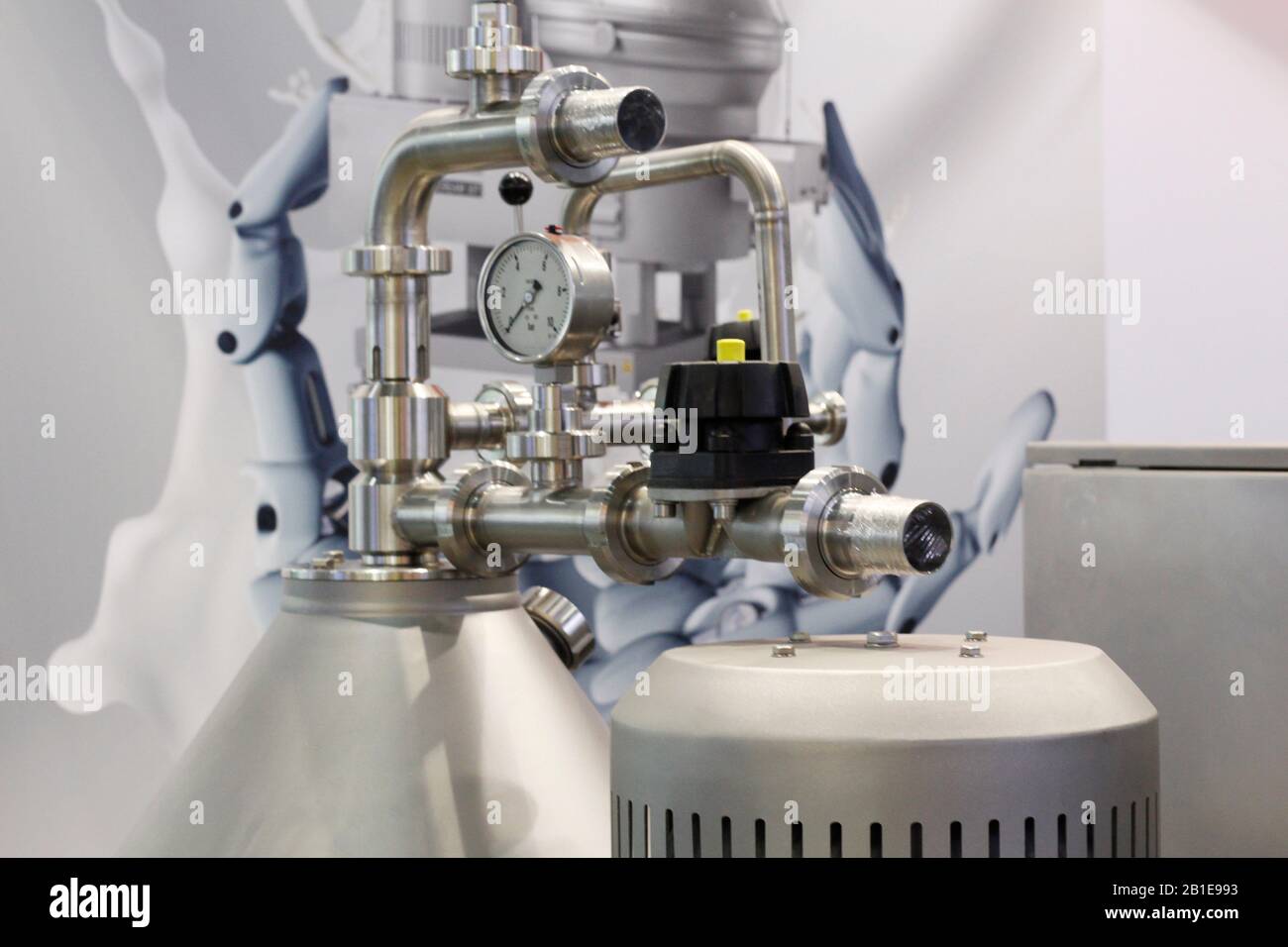 Un fragment d'équipement de séparation centrifuge. Pompes centrifuges pour l'industrie alimentaire. Concept de livraison d'équipement en acier inoxydable. Banque D'Images