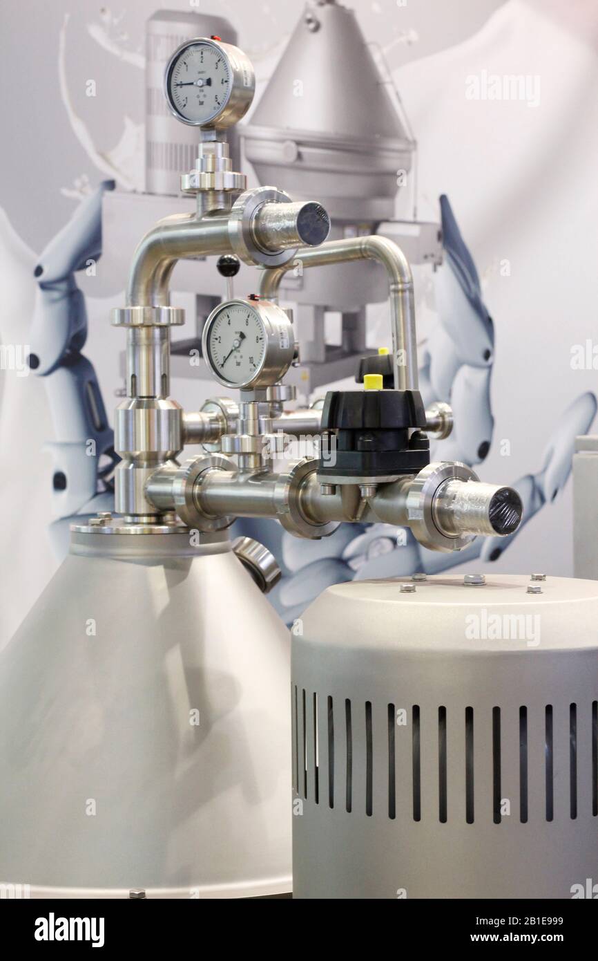 Un fragment d'équipement de séparation centrifuge. Pompes centrifuges pour l'industrie alimentaire. Concept de livraison d'équipement en acier inoxydable. Banque D'Images