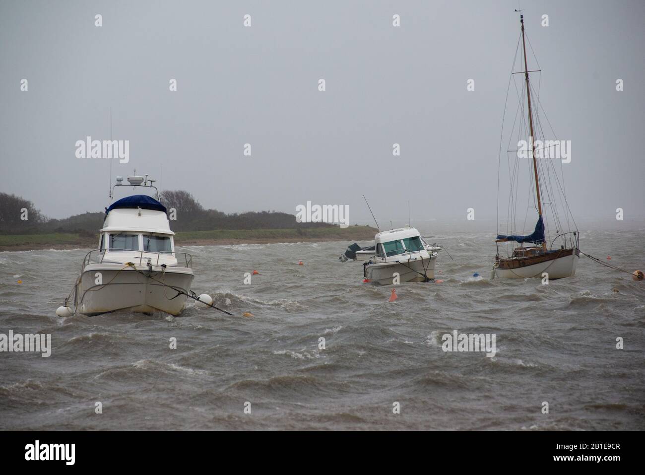 Storm Dennis propose des bateaux à bascule à Keyhaven, Milford-on-Sea, Hampshire, Royaume-Uni, février 2020 Banque D'Images