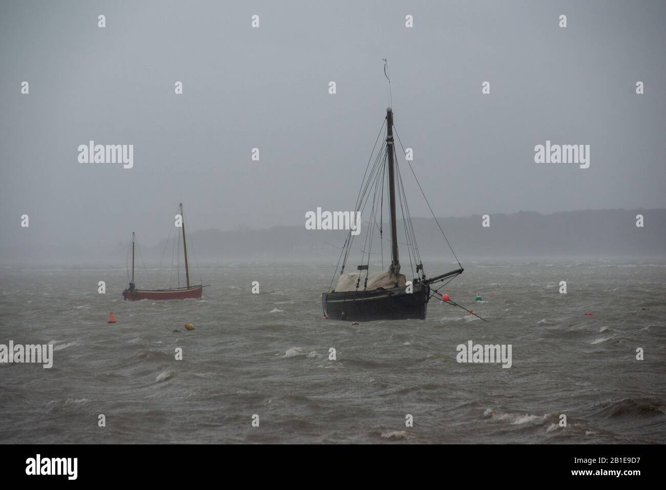 Storm Dennis propose des bateaux à bascule à Keyhaven, Milford-on-Sea, Hampshire, Royaume-Uni, février 2020 Banque D'Images