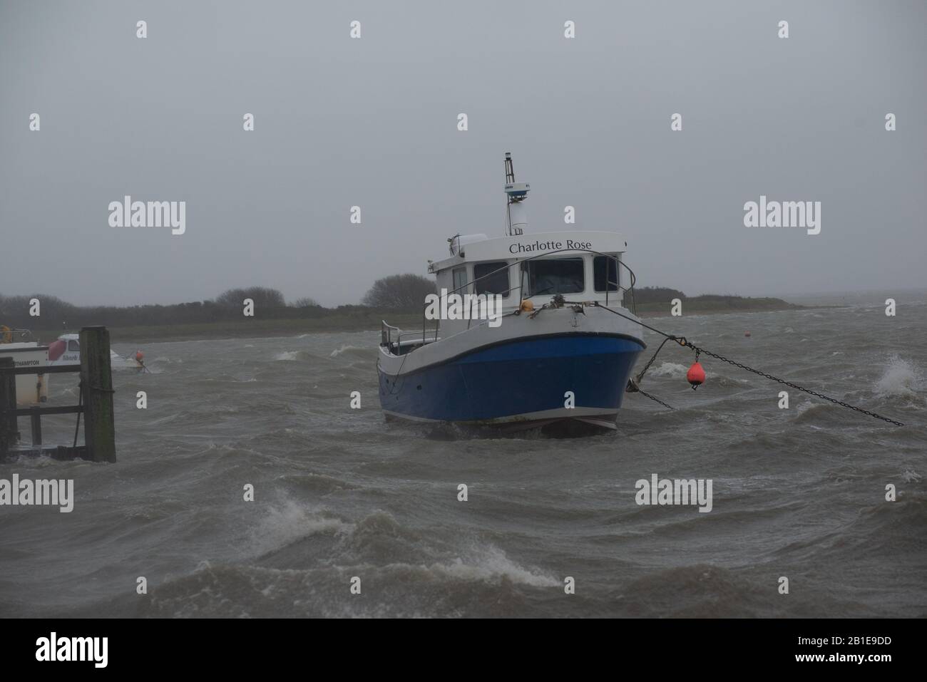 Storm Dennis qui fait basculer un bateau à Keyhaven, Milford-on-Sea, Hampshire, Royaume-Uni, février 2020 Banque D'Images
