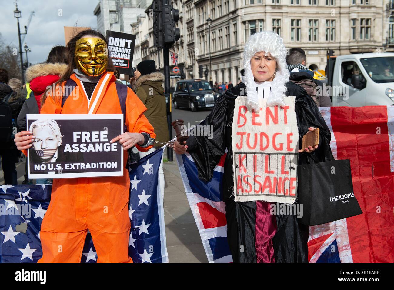 Des manifestants avec des affiches lors du rallye Ne Pas Extrader Assange, Londres, en signe de protestation contre l'extradition du fondateur de WikiLeaks Julian Assange aux États-Unis. Banque D'Images