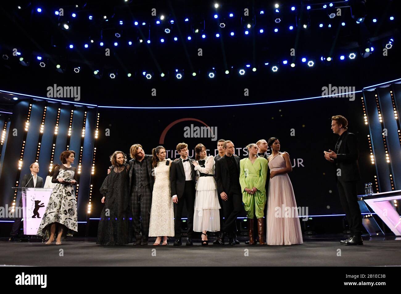 Loretta Stern, Martina Apostolova, Jonas Dassler, Ela Rumpf, Levan Gelbakhiani, Bilal Wahib, Joana Ribeiro, Bartosz Bielenia, Victoria Carmen Sonne, Paaru Oja, Zita Hanrot Et Alexander Fehling Au Festival International Du Film De Berlin De 2020. Berlin, 24 février 2020 | utilisation dans le monde entier Banque D'Images