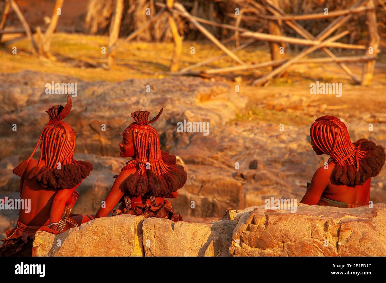 Femme Himba avec coiffure traditionnelle aux chutes Epupa, région de Kunene, Namibie Banque D'Images