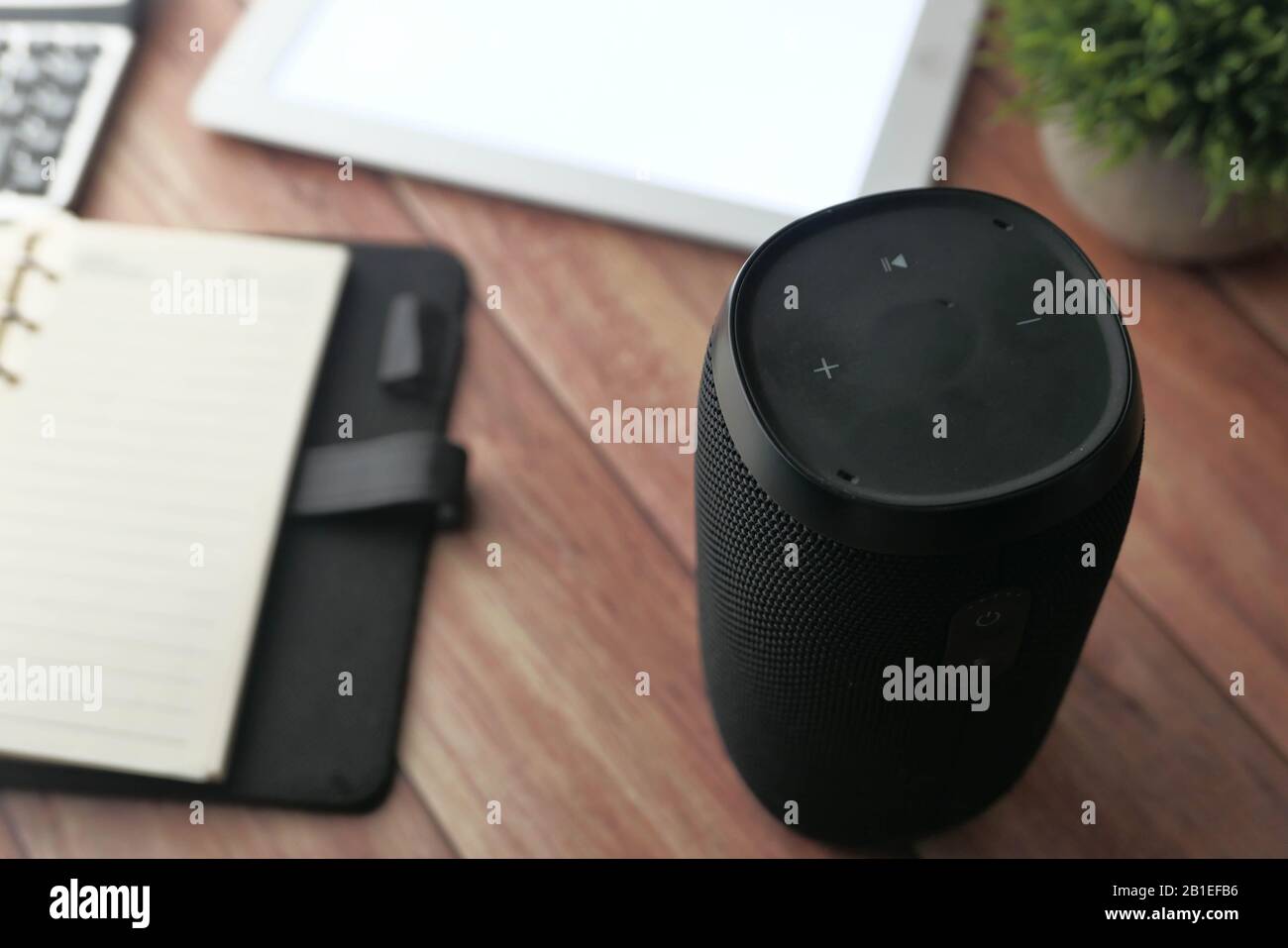 Gros plan sur l'enceinte intelligente et le bloc-notes du bureau Banque D'Images