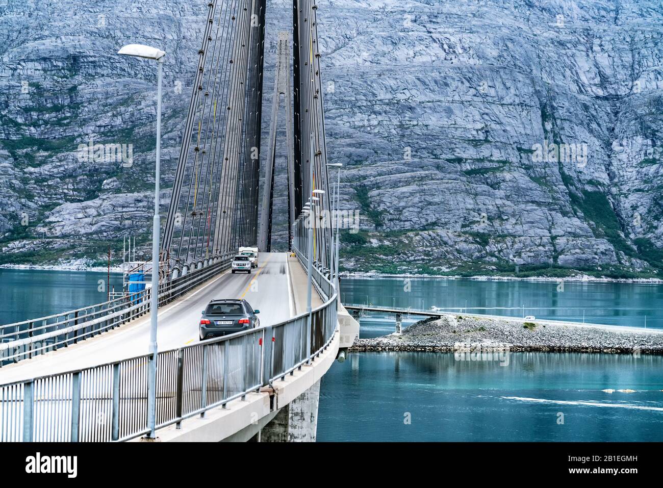 Sandnessjoen , Norvège - 19 août 2019: Helgelandsbrua (norvégien) ou Helgeland Bridge est le plus beau pont de Norvège entre Alstahaug et Leirfjord à Banque D'Images