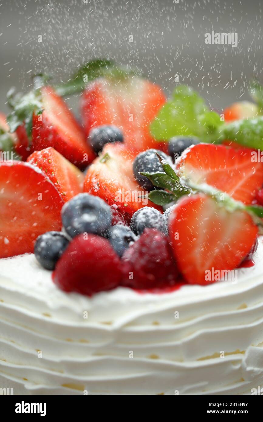 Décoration de fruits sur un gâteau de mariage saupoudrée de sucre en poudre Banque D'Images
