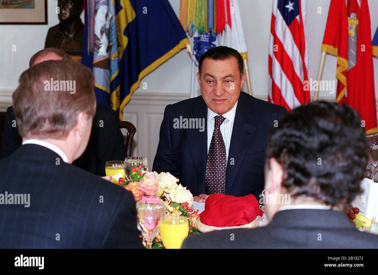 Washington, DC - 30 mars 2000 -- le Secrétaire à la défense des États-Unis, William S. Cohen (premier plan à gauche), accueille un petit-déjeuner de travail avec le Président invité Hosni Moubarak (au centre) au Pentagone, le 30 mars 2000. Quatre éminents sénateurs américains se sont joints aux hauts fonctionnaires du ministère de la Défense présents. Un large éventail de questions de sécurité régionales ont fait l'objet d'un débat. .crédit obligatoire: Robert D. Ward / DoD via CNP.. Photo via Newscom Banque D'Images