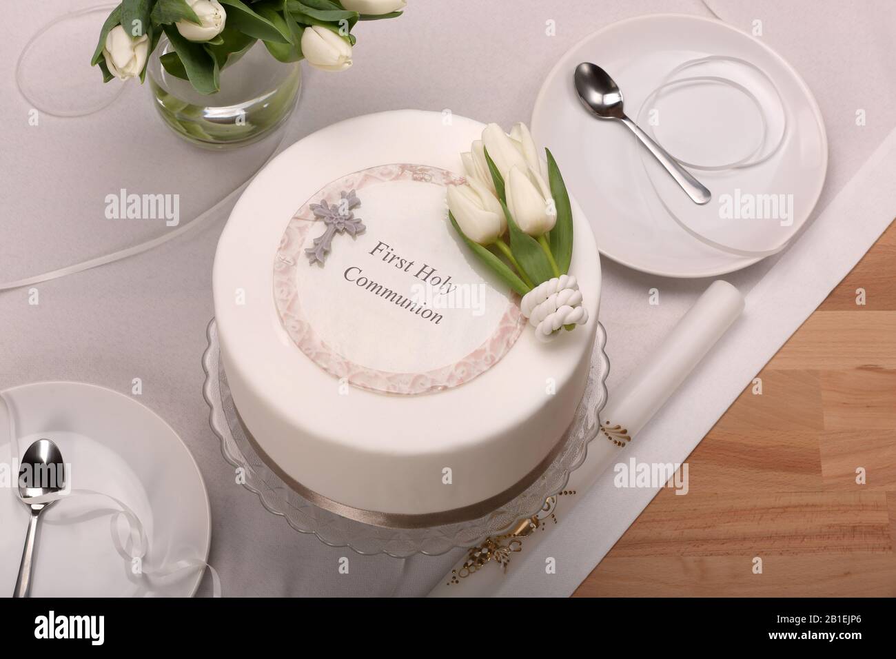 Premiere Communion Gateau Sur Fond De Bois Et De L Espace Vide Pour Le Texte Photo Stock Alamy Premiere Communion Gateau Sur Fond De Bois Et De L Espace Vide Pour Le Texte Photo Stock Alamy