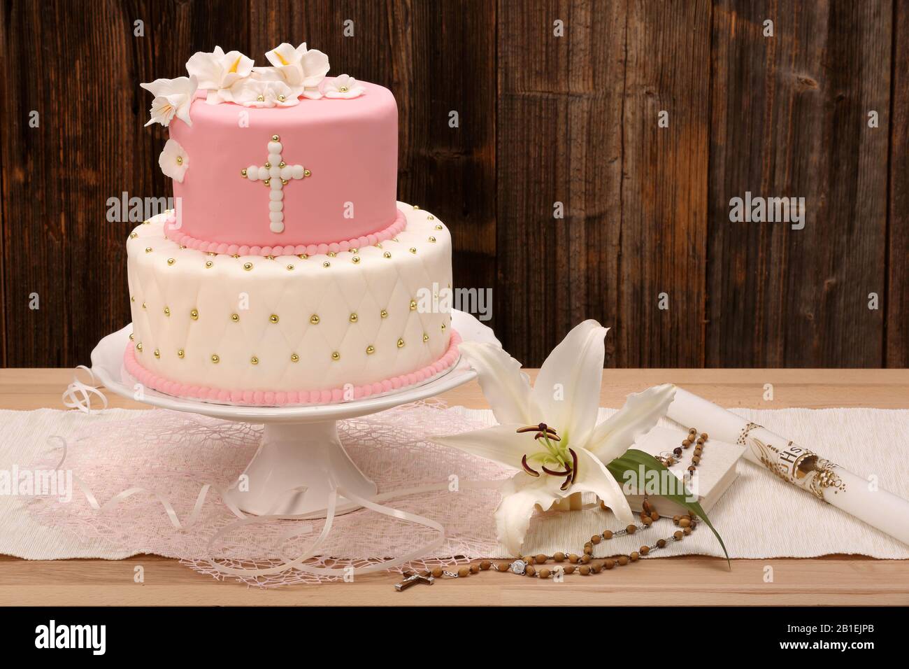Premiere Communion Gateau Sur Fond De Bois Et De L Espace Vide Pour Le Texte Photo Stock Alamy Premiere Communion Gateau Sur Fond De Bois Et De L Espace Vide Pour Le Texte Photo Stock Alamy